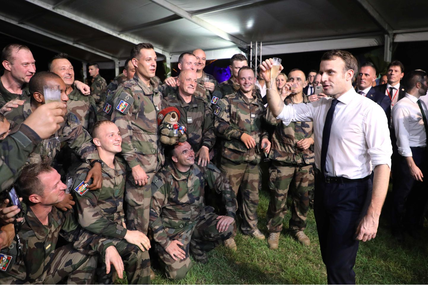 Prantsuse president Emmanuel Macron reedel Elevandiluurannikul Port-Bouët´ sõjaväebaasis koos Prantsuse sõduritega.