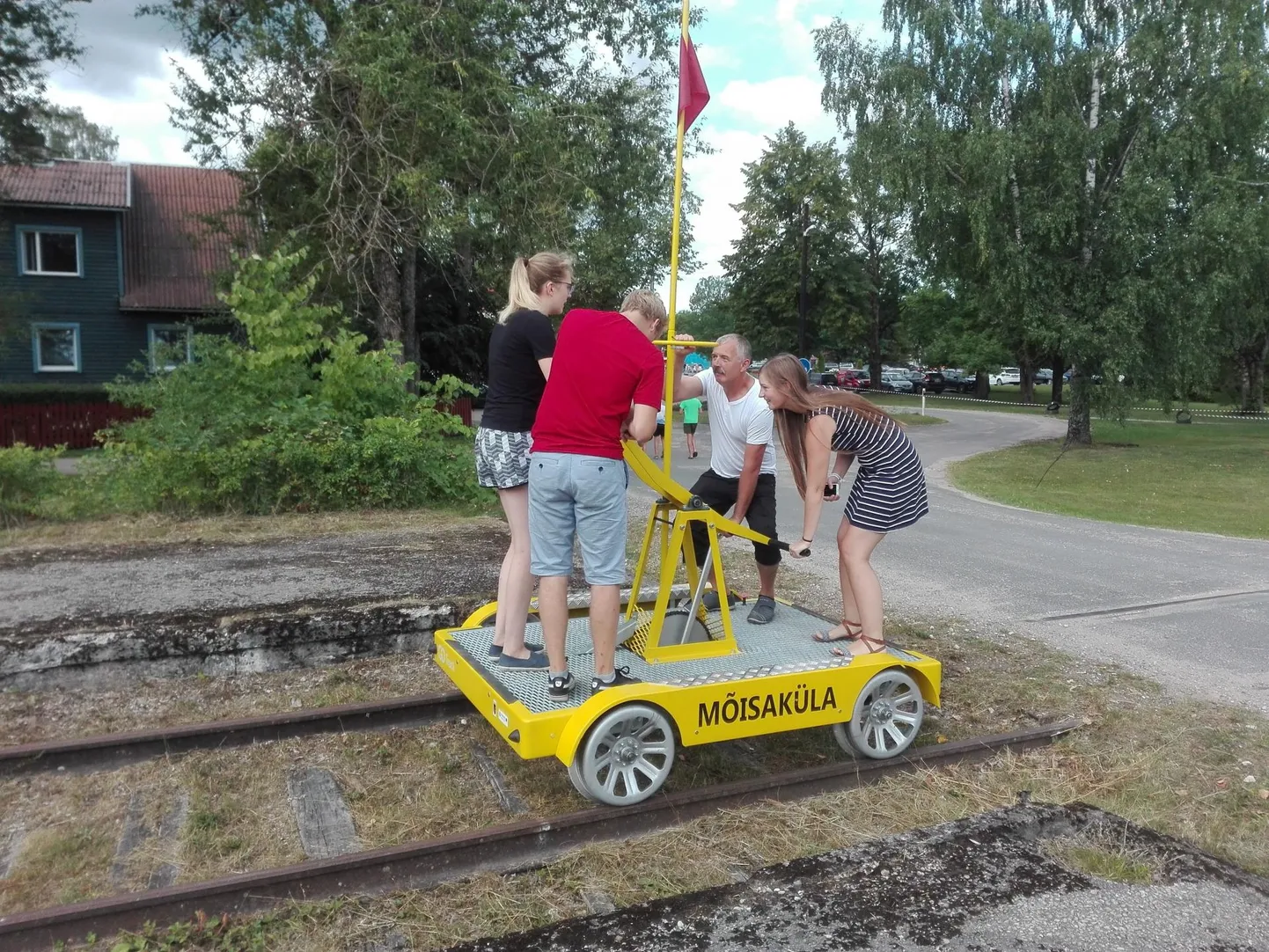 Augustis Mõisakülas olnud kodukandipäevadel sai sõita päris oma kohaliku dresiiniga, mille ost oli osa Roheliste Rööbaste projektist.