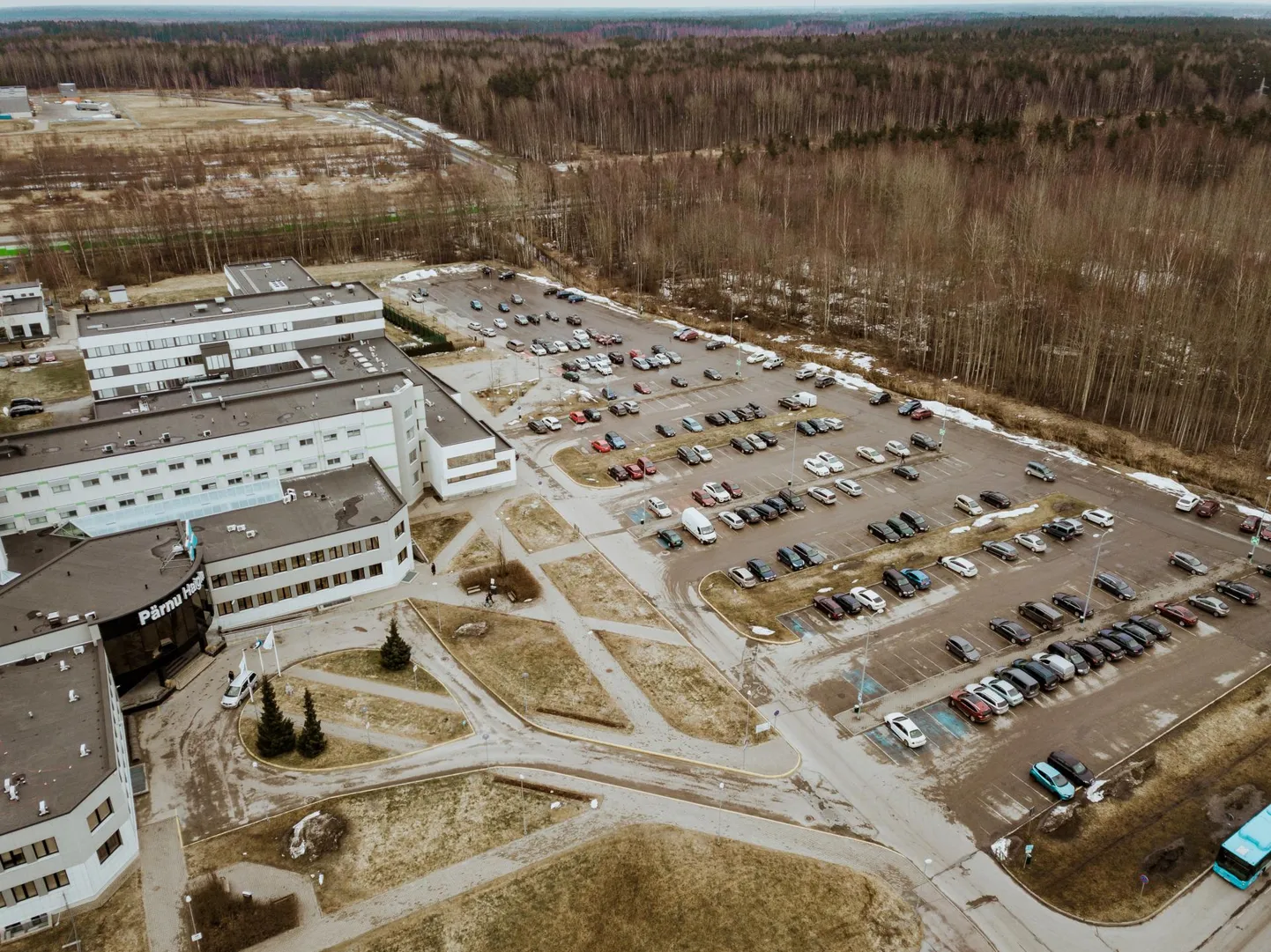 Märtsis tehtud eksperiment näitas, et haigla parkimiskohtade laius jääb praegustele normidele mõne­kümne sentimeet­riga ­alla.