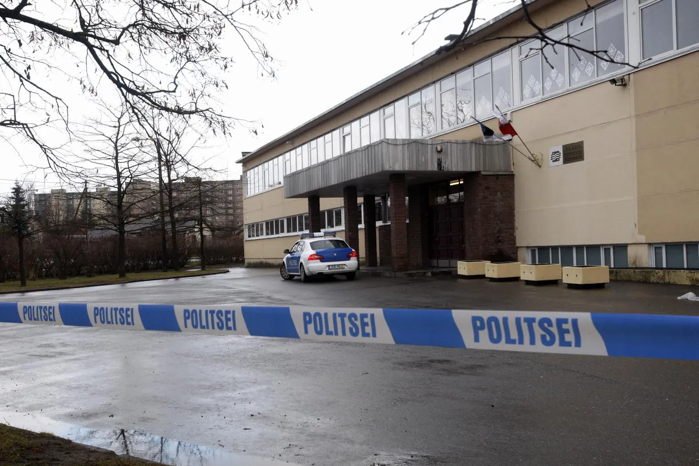 Politseilintidega piiratud koolitulistamise ähvarduse saanud Tartu Kommertsgümnaasium.