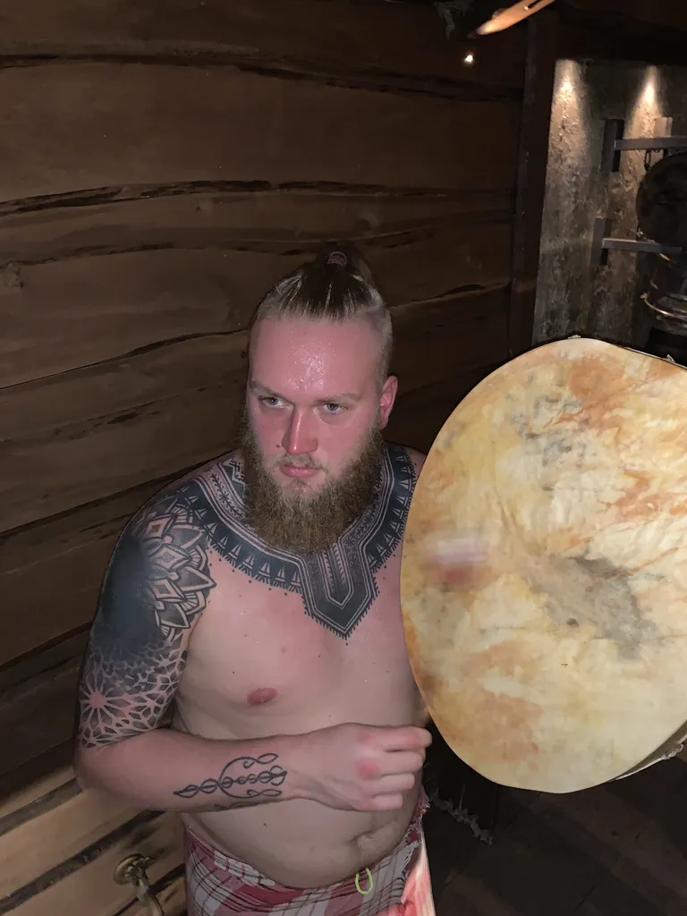Mustamäe Elamus Spa saunavana tegemas helirituaali šamaanitrummiga