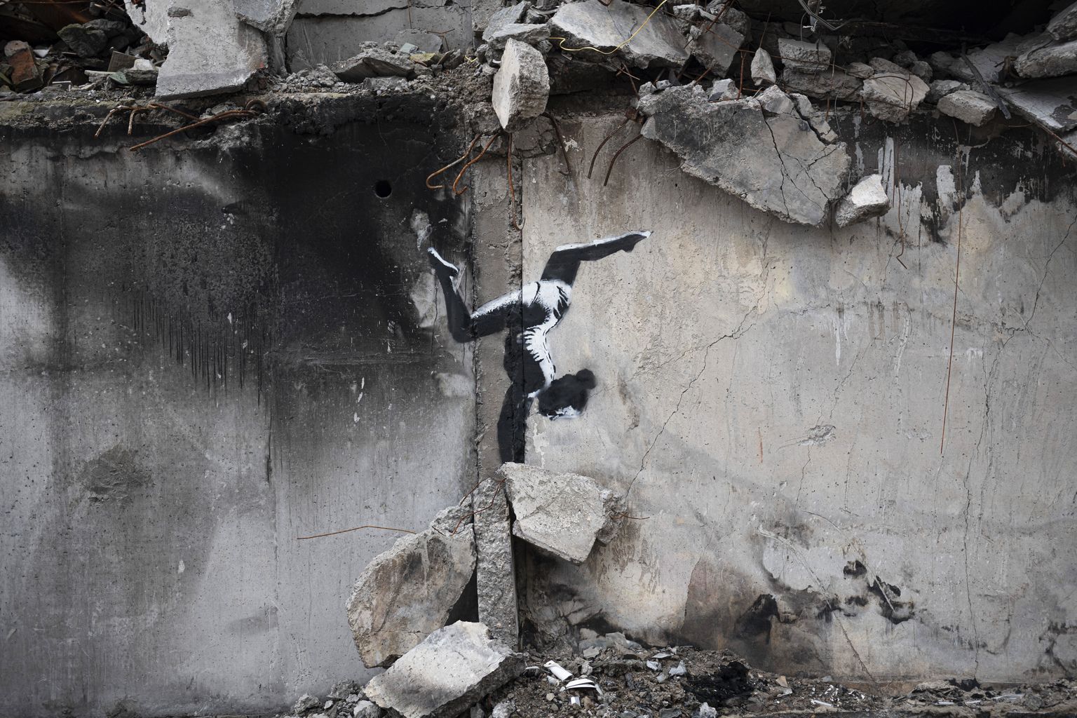 Бэнкси изобразил девочку-гимнастку на стене разрушенного дома в Бородянке.