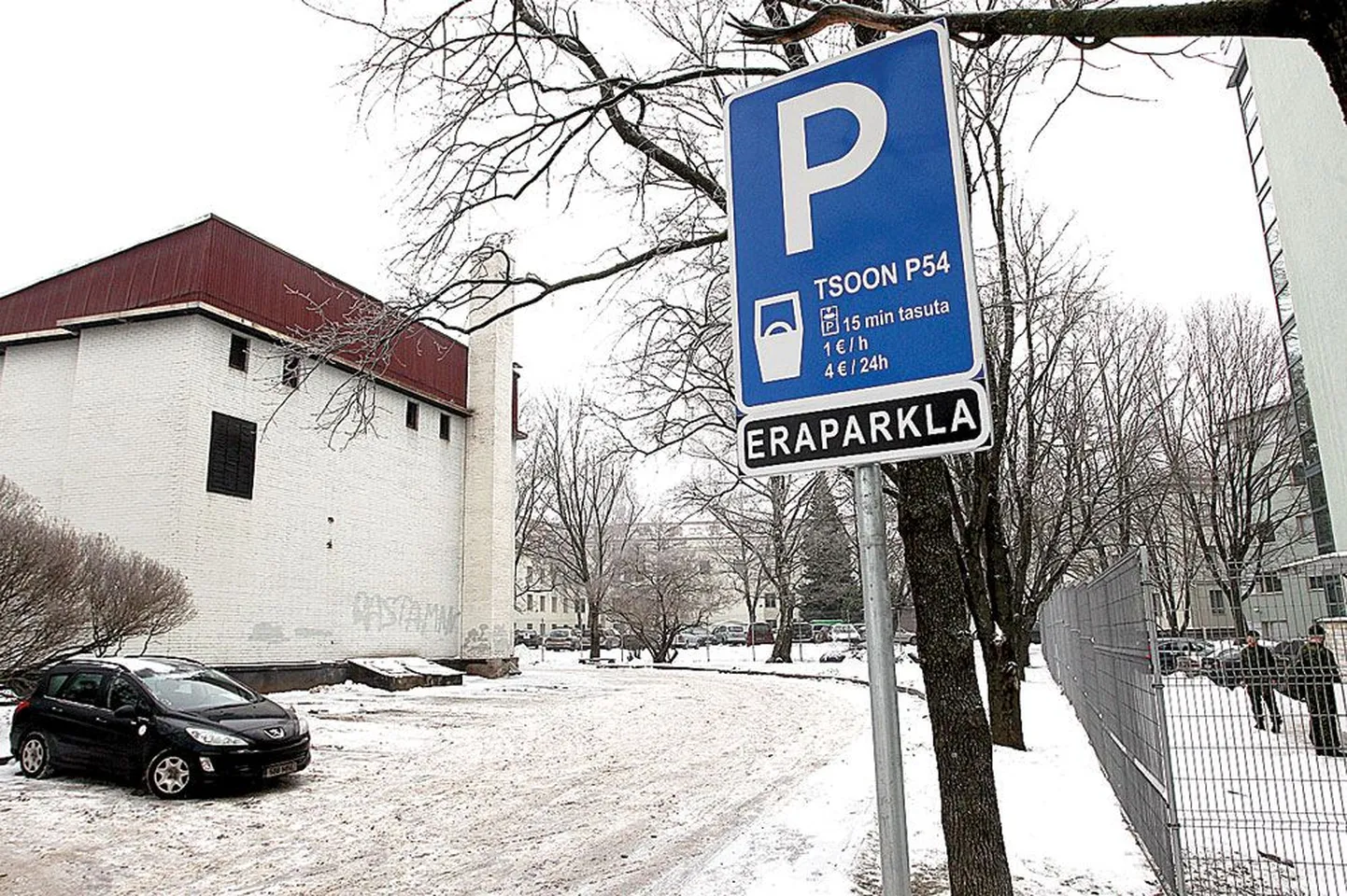 Kino Ekraan ümbruses tuleb arvestada tasulise parkimisega. Seansile minekuks võib tasuta parkida kuni kolm tundi.