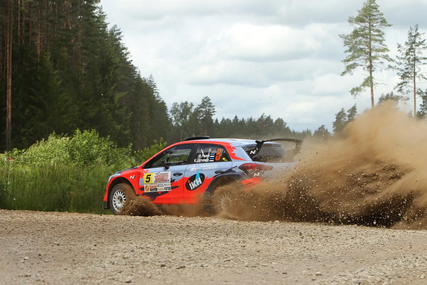 Viru rallil sõitis Roland Poom Ken Järveojaga. Rally Estonial ütleb talle juhiseid kogenud Erik Lepikson.