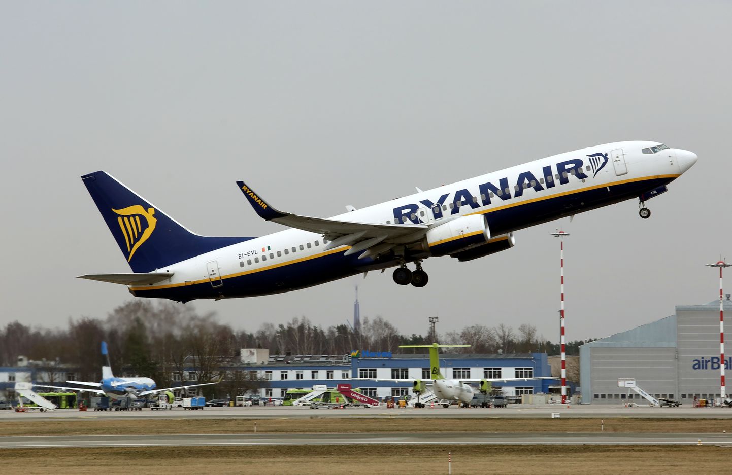 Zemo cenu aviokompānijas "Ryanair" lidmašīna starptautiskās lidostas "Rīga" lidlauka teritorijā.