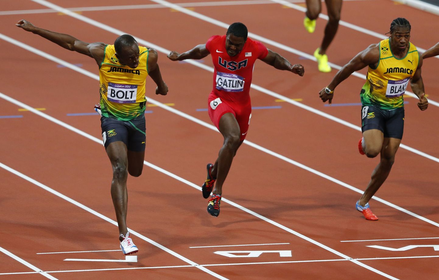 Usain Bolti ja Yohan Blake'i järel ameeriklasele Justin Gatlinile (keskel) pronksi toonud 100 meetri finaal jäi USA vaatajatel otsepildis nägemata.