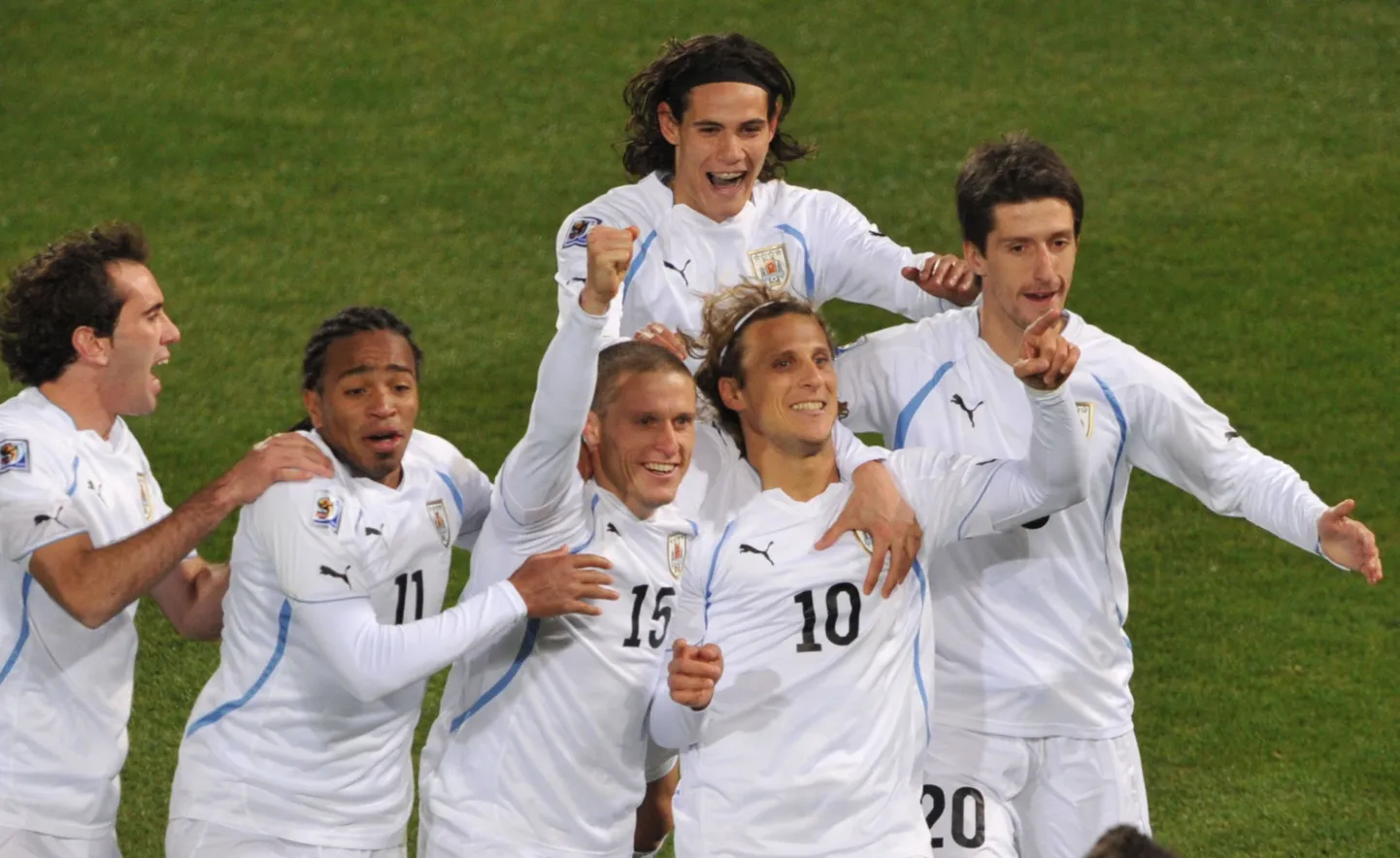 Uruguay meeskond väravat tähistamas.