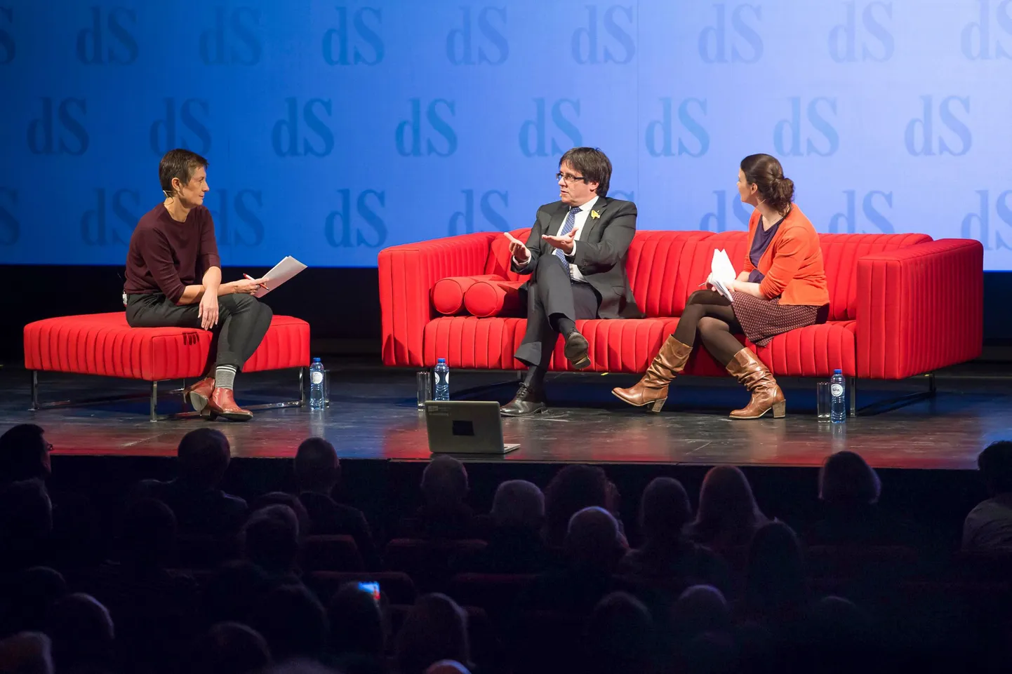 Carles Puigdemont laupäeval ajakirjanikega vestlemas.