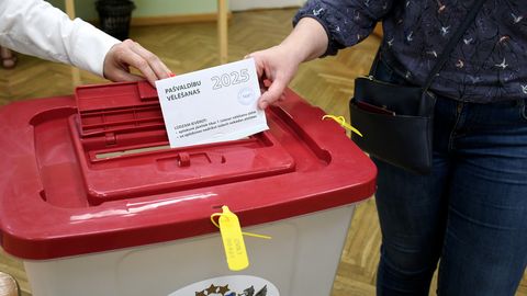 Pēc nokaitētām debatēm nolemj, ka Saeimas vēlēšanās balsis skaitīs manuāli