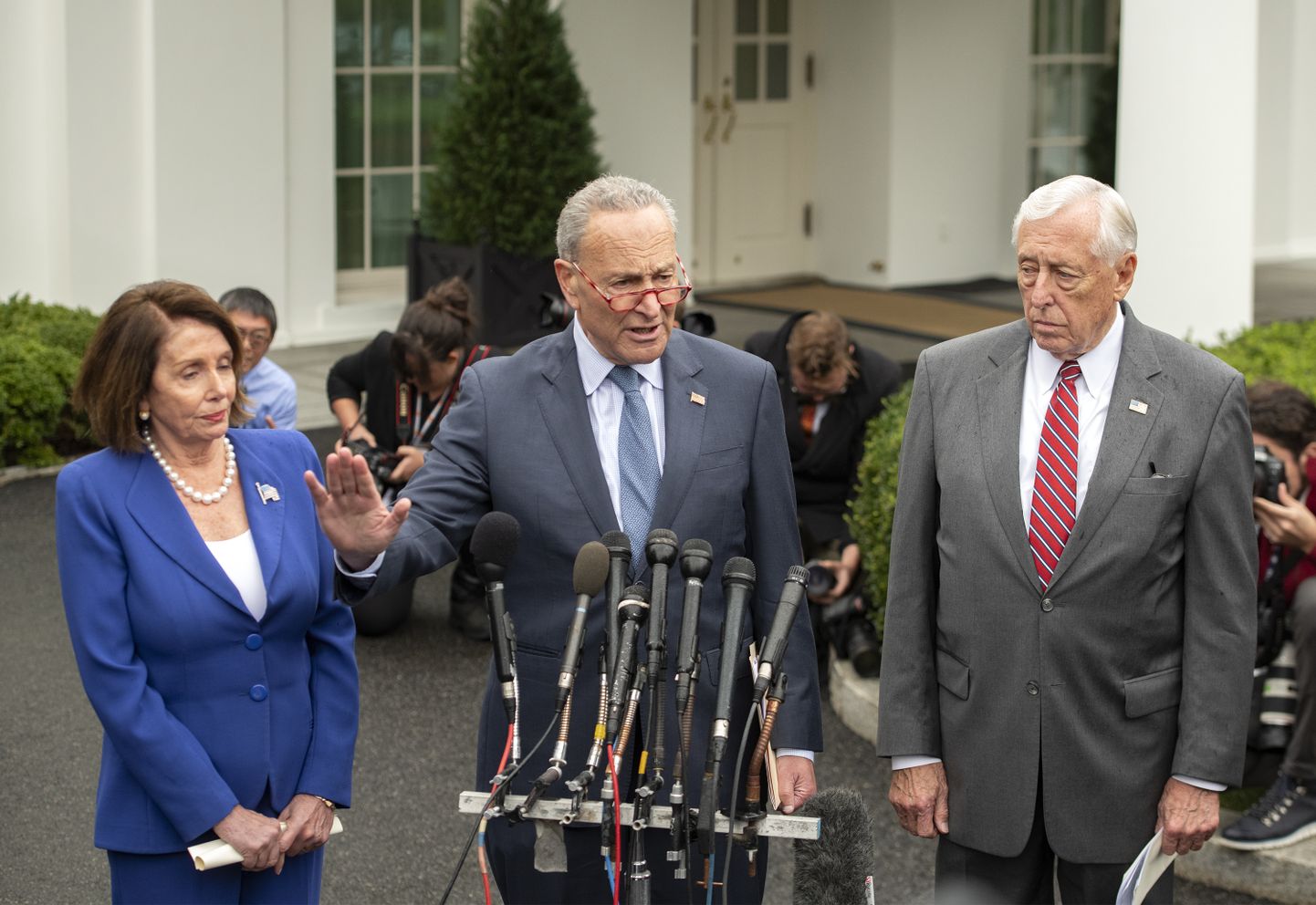 USA senati demokraatide liider Chuch Schumer (keskel), esindajatekoja demokraadist spiiker Nancy Pelosi (vasakul) ja esindajatekoja tähtsuselt teine demokraat Steni Hoyer kolmapäeval Washingtonis pärast lahkumist president Donald Trumpi juhatatud kohtumiselt Valges Majas.