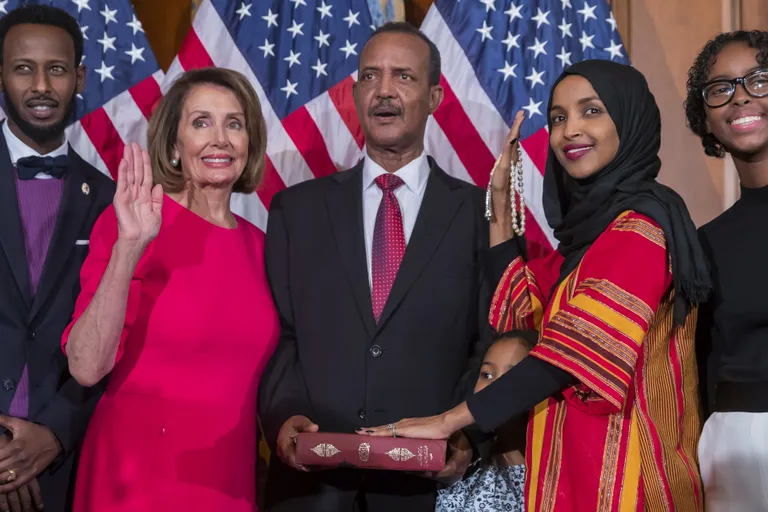 Minnesota demokraat Ilhan Omar (paremalt teine) tuli vannet andma oma kadunud vanaisa Koraaniga. Ta on üks kolmest islamiusulisest uuest saadikust.