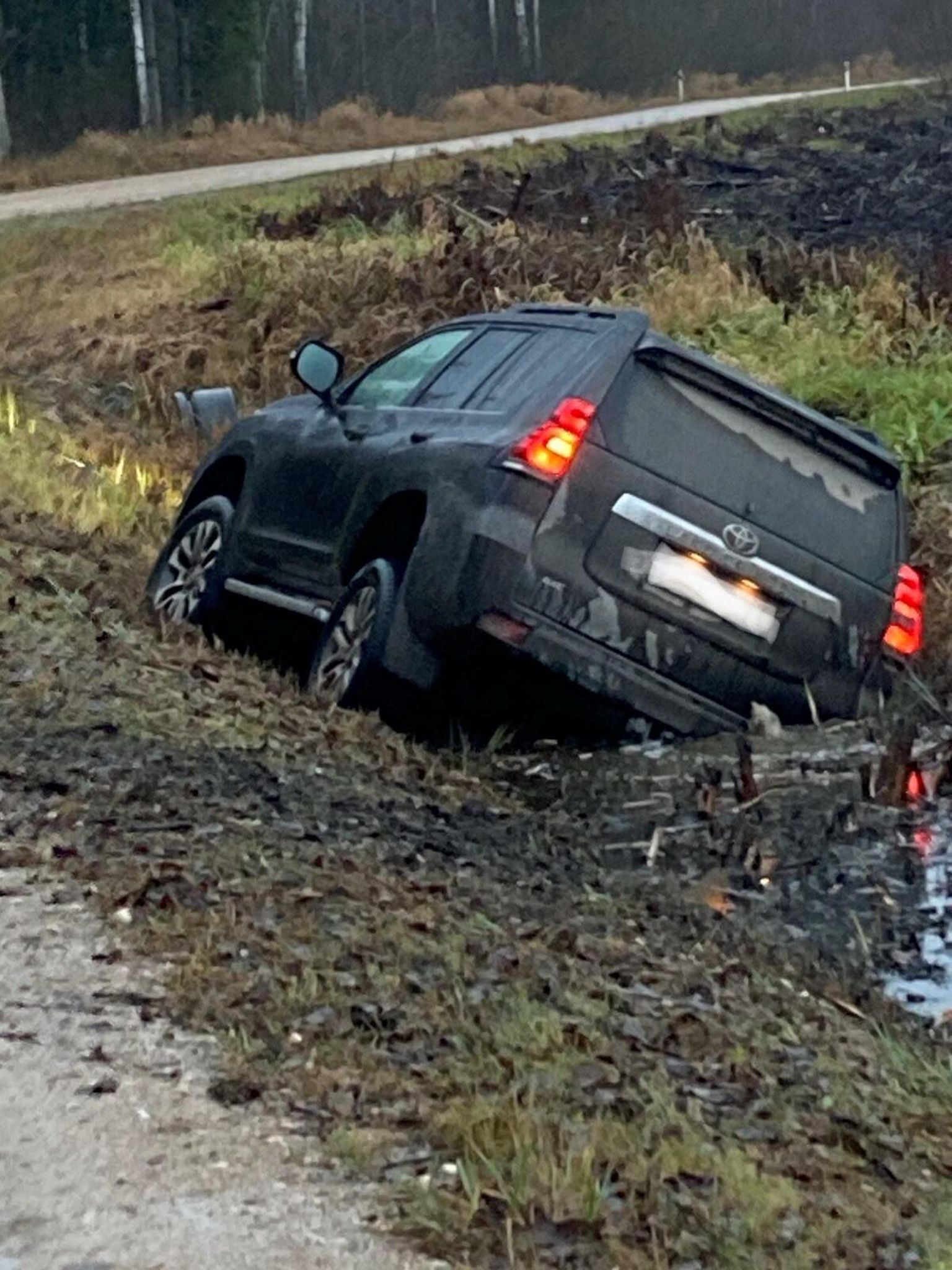 Harjumaal Laagri alevikust varastatud sõiduauto Toyota Land Cruiser leiti hommikul enne kella kaheksat Viljandimaal kraavist.
