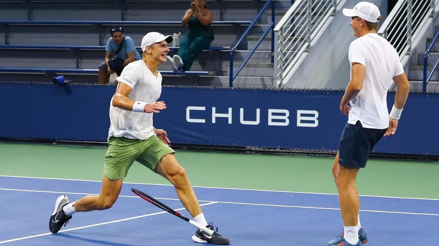 Oliver Ojakäär (vasakul) tähistas koos rootslase Max Dahliniga läinud nädalal USA lahtistel tennisevõistlustel oma karjääri suurimat tiitlit.