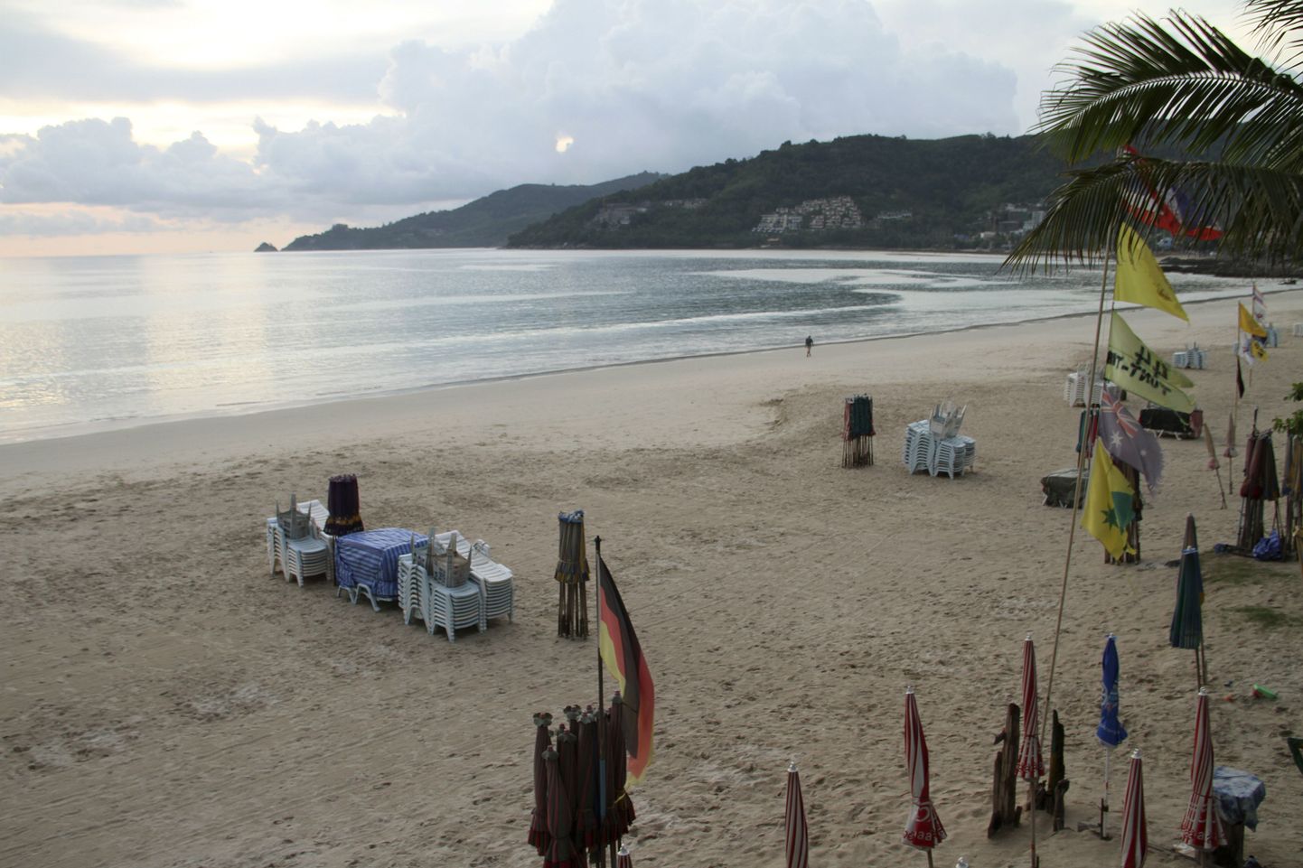 Tsunamihoiatuse tõttu tühjaks jäänud rand täna Phuketis.