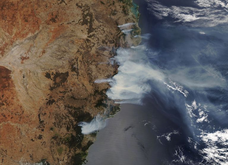 NASA satelliidipilt New South Walesi maastikupõlengutest ja suitsust.