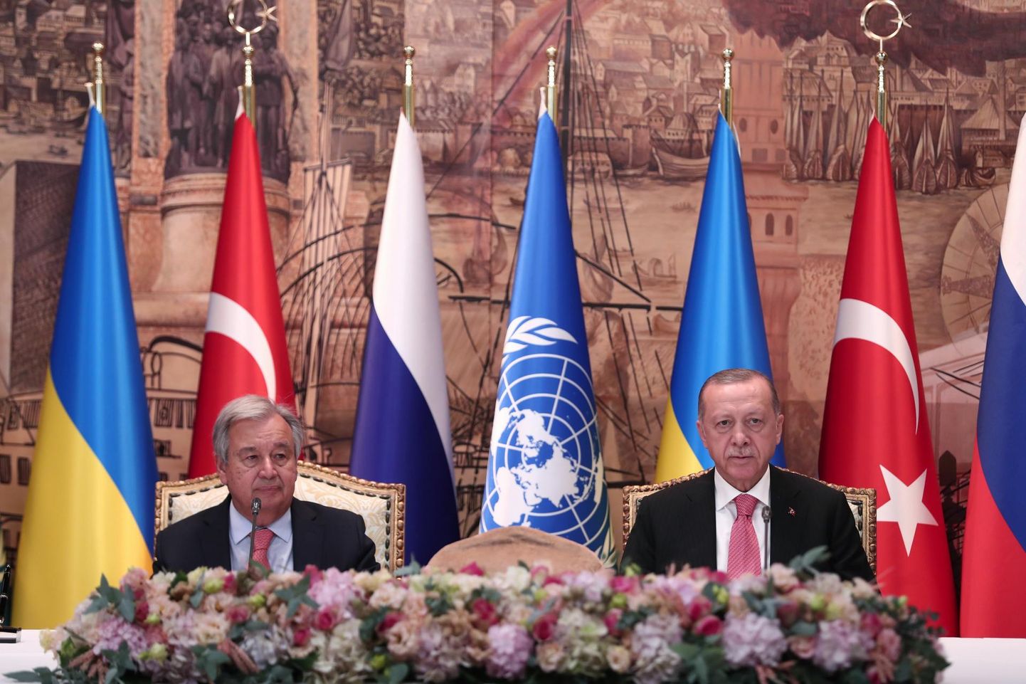 ÜRO peasekretär António Guterres ja Türgi president Recep Tayyip Erdoğan Istanbulis Musta mere ekspordileppe allkirjastamisel.