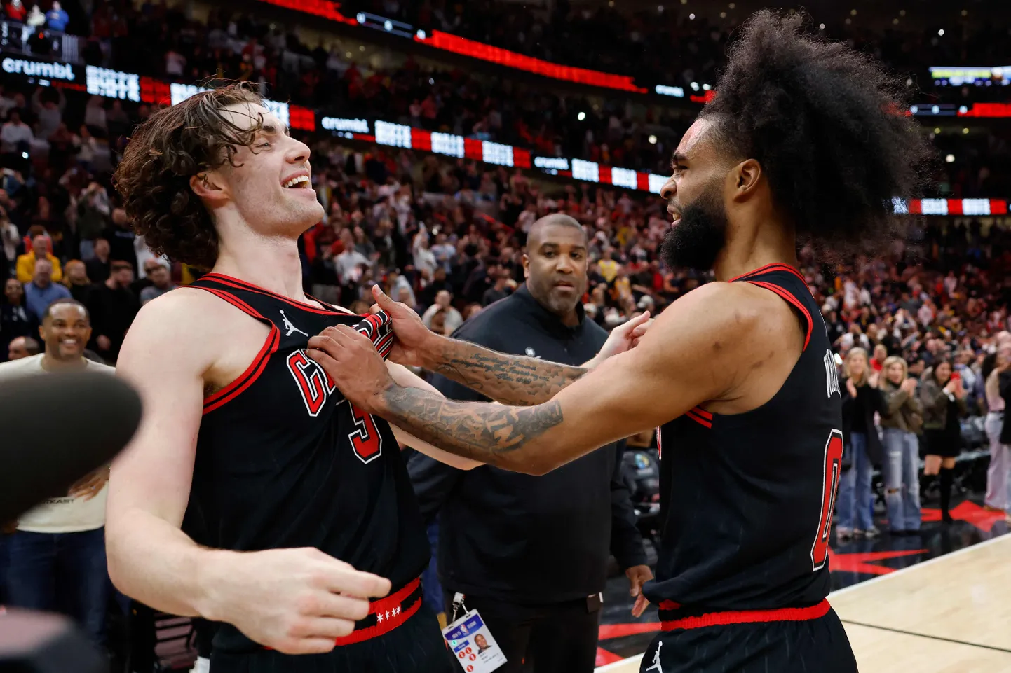 Chicago Bullsi võidukorvi visanud Josh Giddeyt (vasakul) õnnitleb samuti hea mängu teinud Coby White.