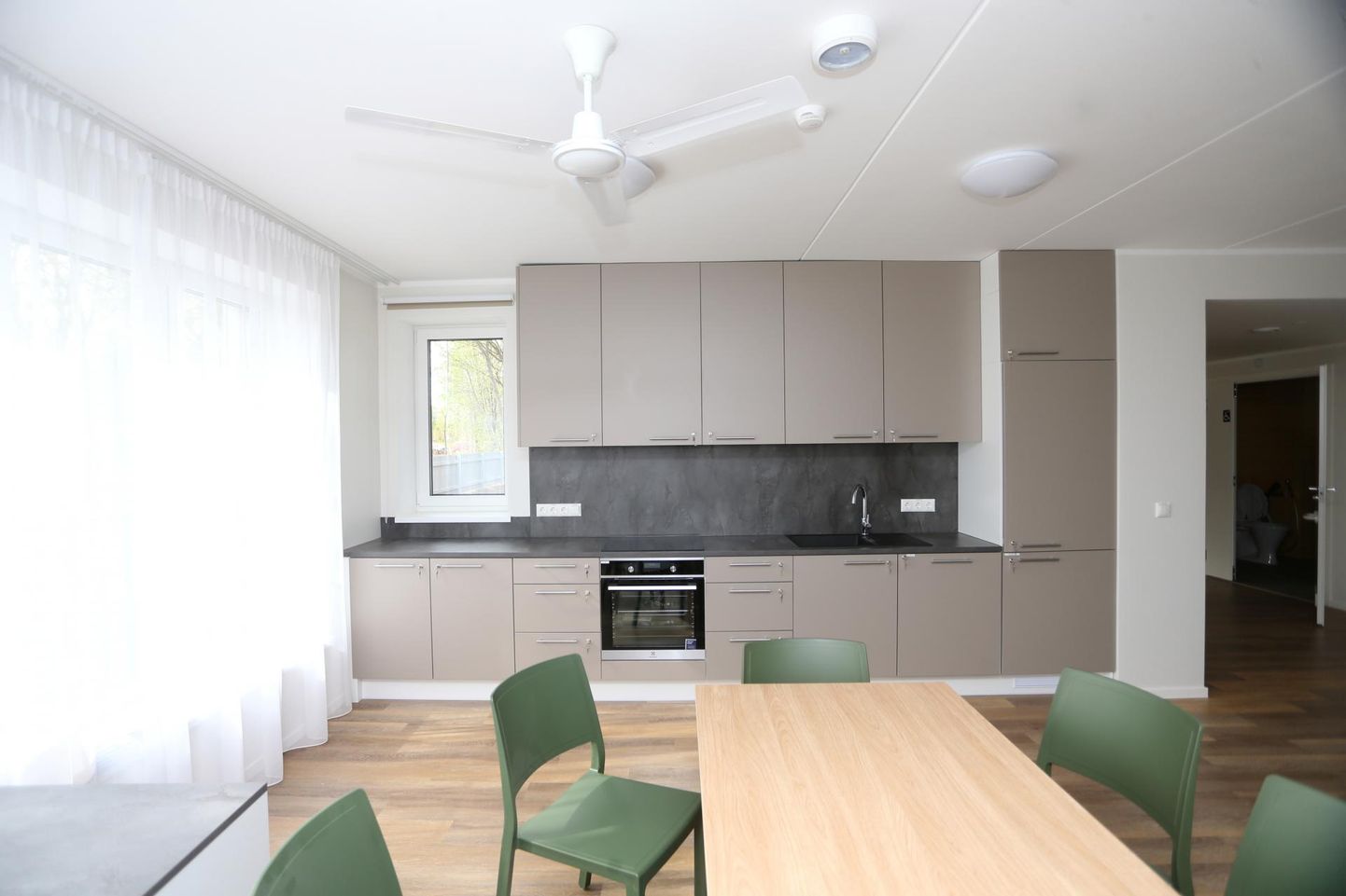Uute elanike kasutada on korteris oma tuba ja suur ühisköök, kus saab ise süüa teha.