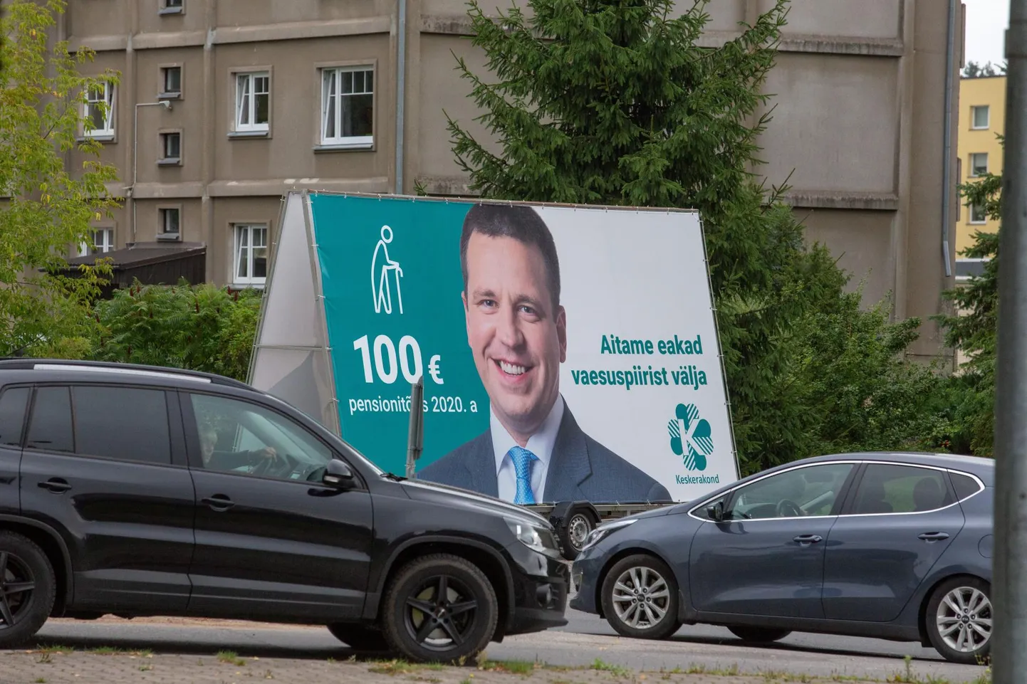 Selle augusti lõpul Viljandisse Männimäele ilmunud reklaami tõttu hakkasid linnajuhid mõtlema, et midagi on suurte reklaamide parklatesse lubamisega korrast ära.