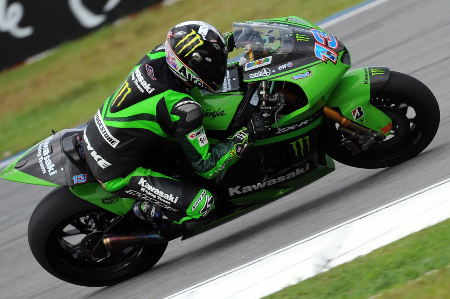 Anthony West Kawasaki Racingu meeskonna tsikli seljas