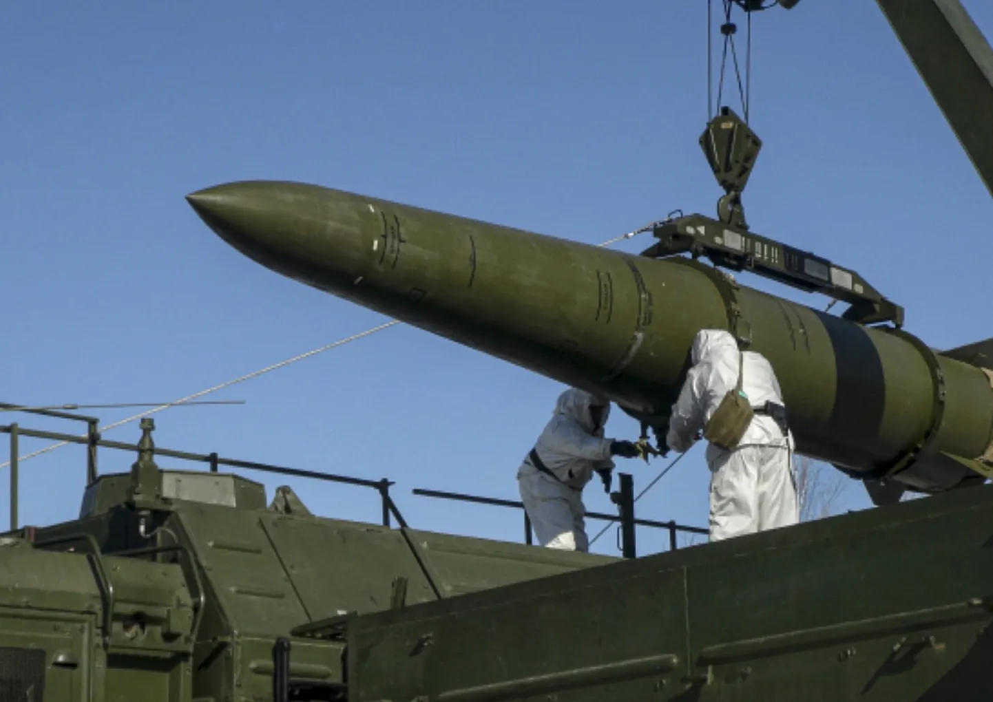 Vene sõdurid laadimas Iskander raketti raketisüsteemi õppustel 2. veebruaril 2024. aastal.