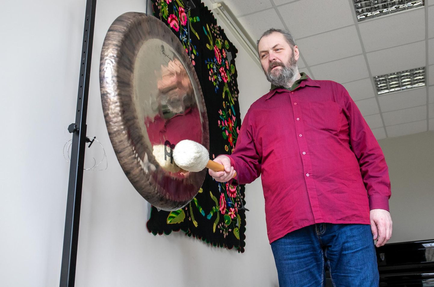 Lihula muusika- ja kunstikooli õpetaja ja puhkpilliorkestri dirigent Mati Põdra kirjutab õpikut nagu gongilöögi äratusena neile, kes ­varem pole ühtegi puhkpilli käes hoidnud.
