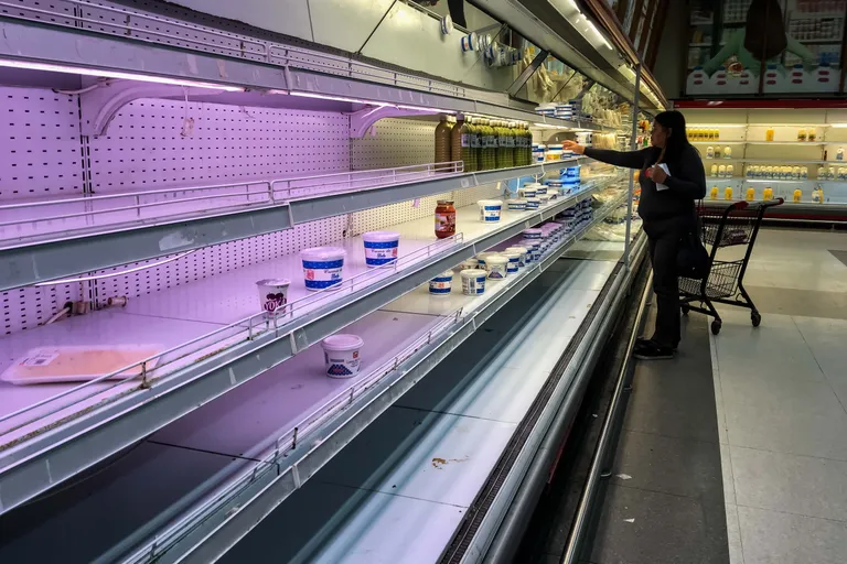 Pooltühjad letid Venezuela pealinna Caracase supermarketis