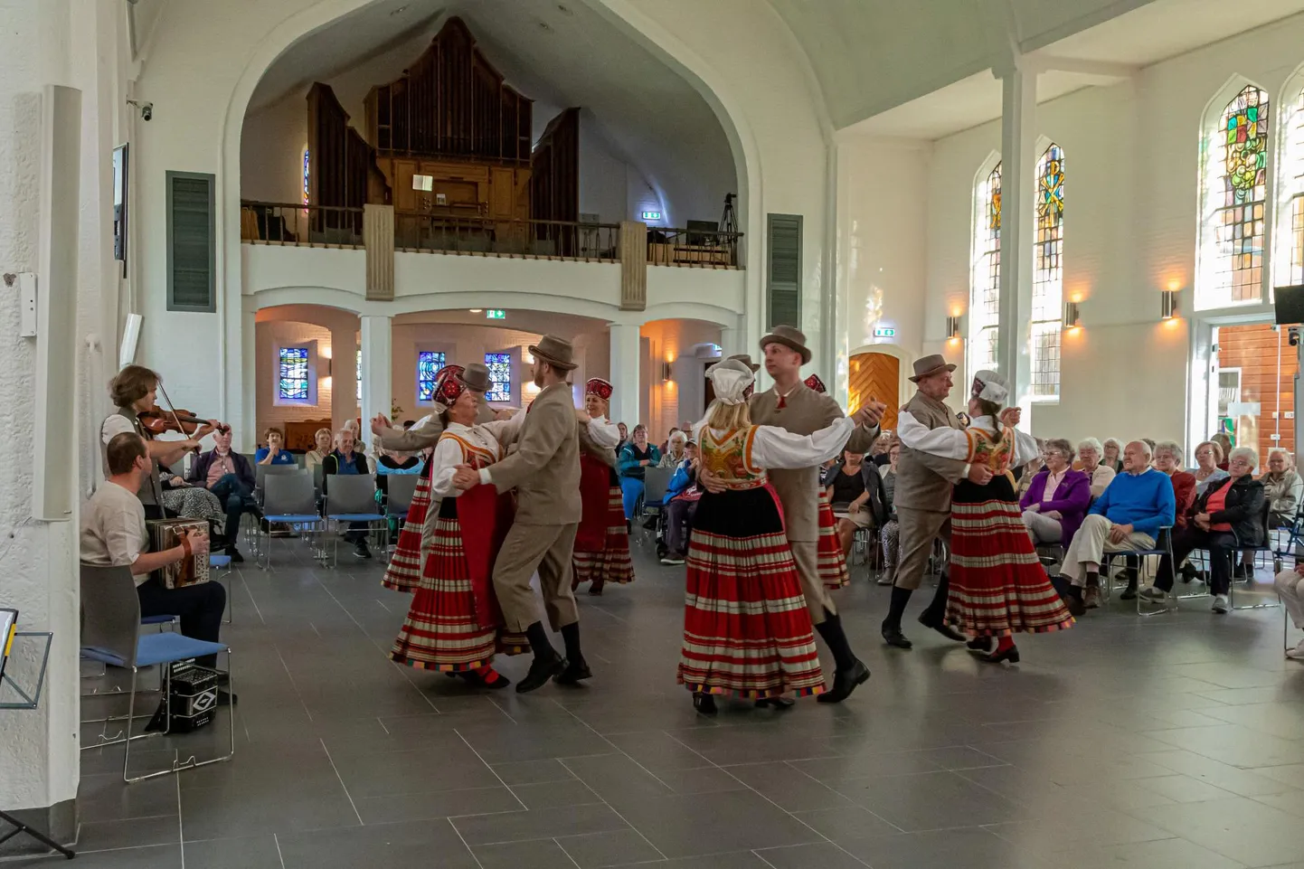 Tarvanpää vanem segarühm esinemas De Krekkeli folkloorifestivalil.