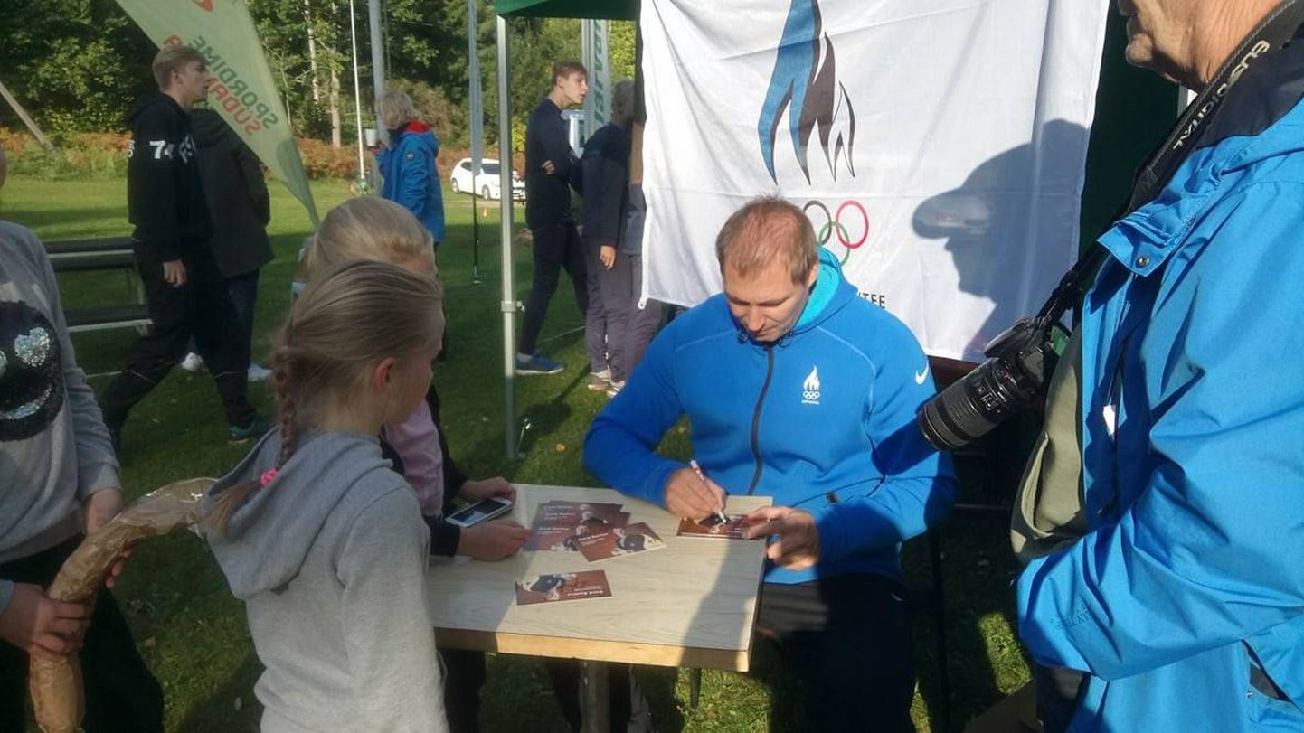 Gerd Kanter jagas lastele autogramme