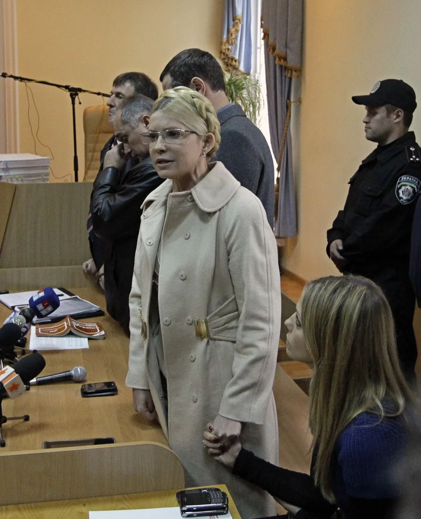 Ukraina ekspeaminister Julia Tõmošenko, kelle kohus määras eile võimu kuritarvitamise eest seitsmeks aastaks vangi, lubas viimase hingetõmbeni võidelda nii oma hea nime kui ka Ukraina riigi eest. Pildil avaldab Tõmošenkole toetust tema tütar Jevgenia.