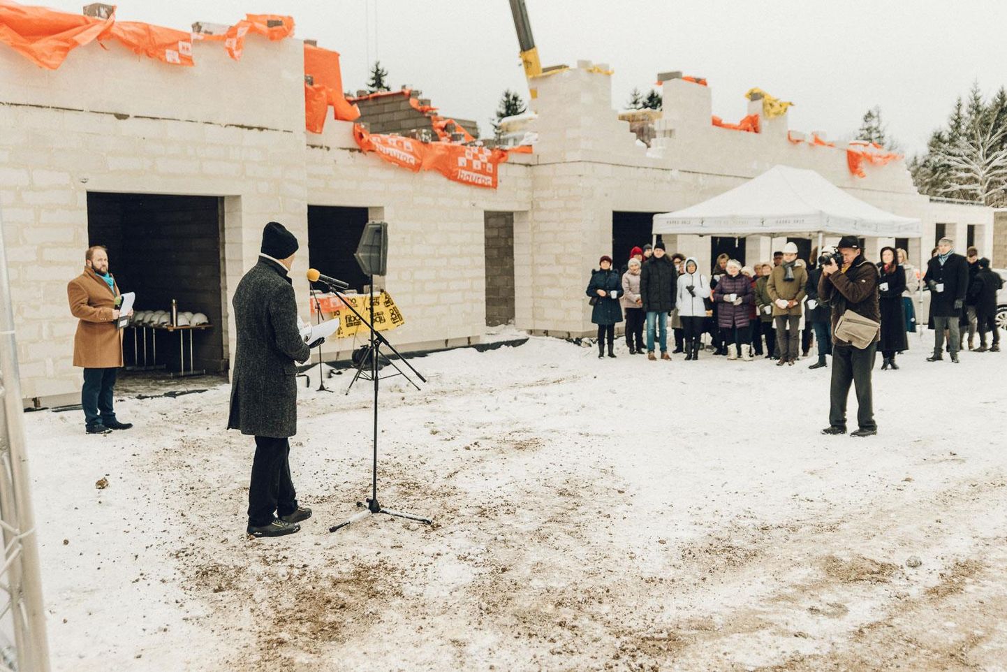 Tabasallu kerkivale 200-kohalisele Pihlakodu keti uuele hooldekodule pandi teisipäeval nurgakivi.