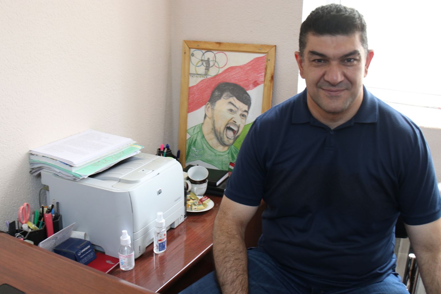 Sportlase karjääri lõpetanud Dilšod Nazarov juhib nüüd Tadžiki kergejõustikuliitu ning töötab ka Tadžiki valitsuse noorte- ja spordiametis. Fotol istub ta oma kabinetis talle kingitud temast tehtud portree kõrval.
