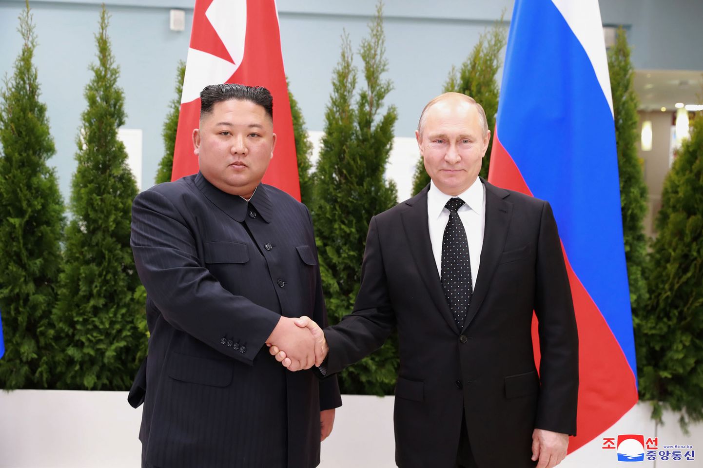 No kreisās Kims Čenuns un Vladimirs Putins