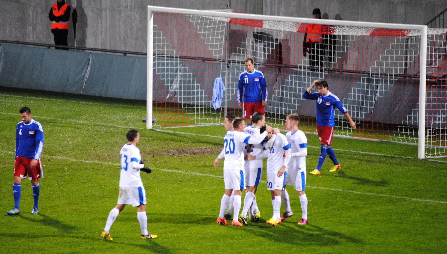 Eesti jalgpallikoondislased (valges) tähistamas Liechtensteini vastu löödud väravat.