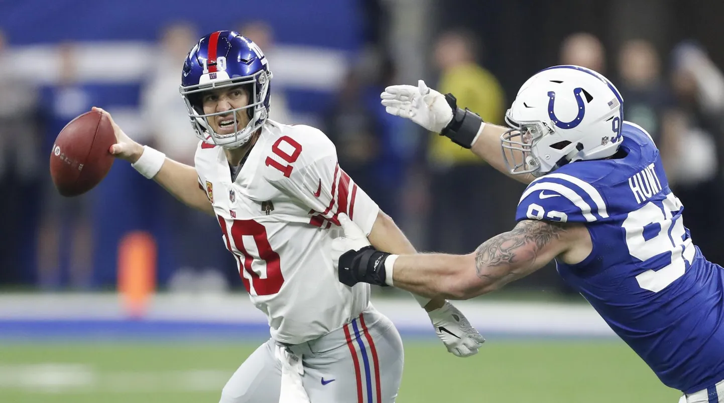 Margus Hunt on New York Giantsi mängujuhi Eli Manningu enda haardesse saanud ega kavatsegi lahti lasta. Samamoodi klammerdub terve Coltsi meeskond edasipääsukoha külge.