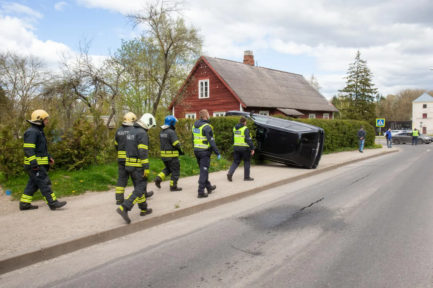Liigse gaasiandmise tõttu paiskus auto hekki ja kõnniteele, kuid õnneks keegi viga ei saanud.