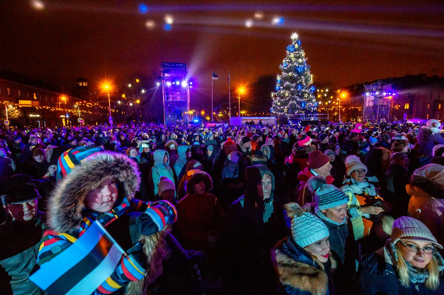 Pärnu Keskväljakul algas aasta justkui varem kui südaööl, sest rakette lasti taevasse juba presidendi kõne ajal.