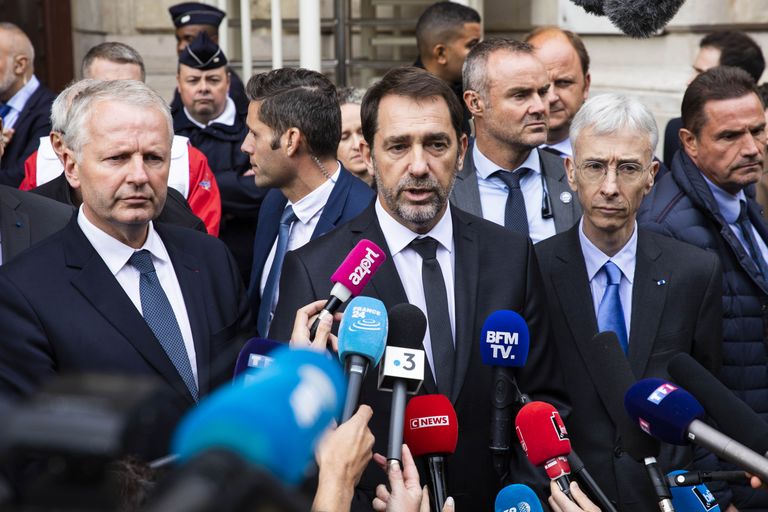 Pariisi prokurör Rémy Heitz (vasakul) ja Prantsuse siseminister Christophe Castaner (keskel) eile pressikonverentsil.