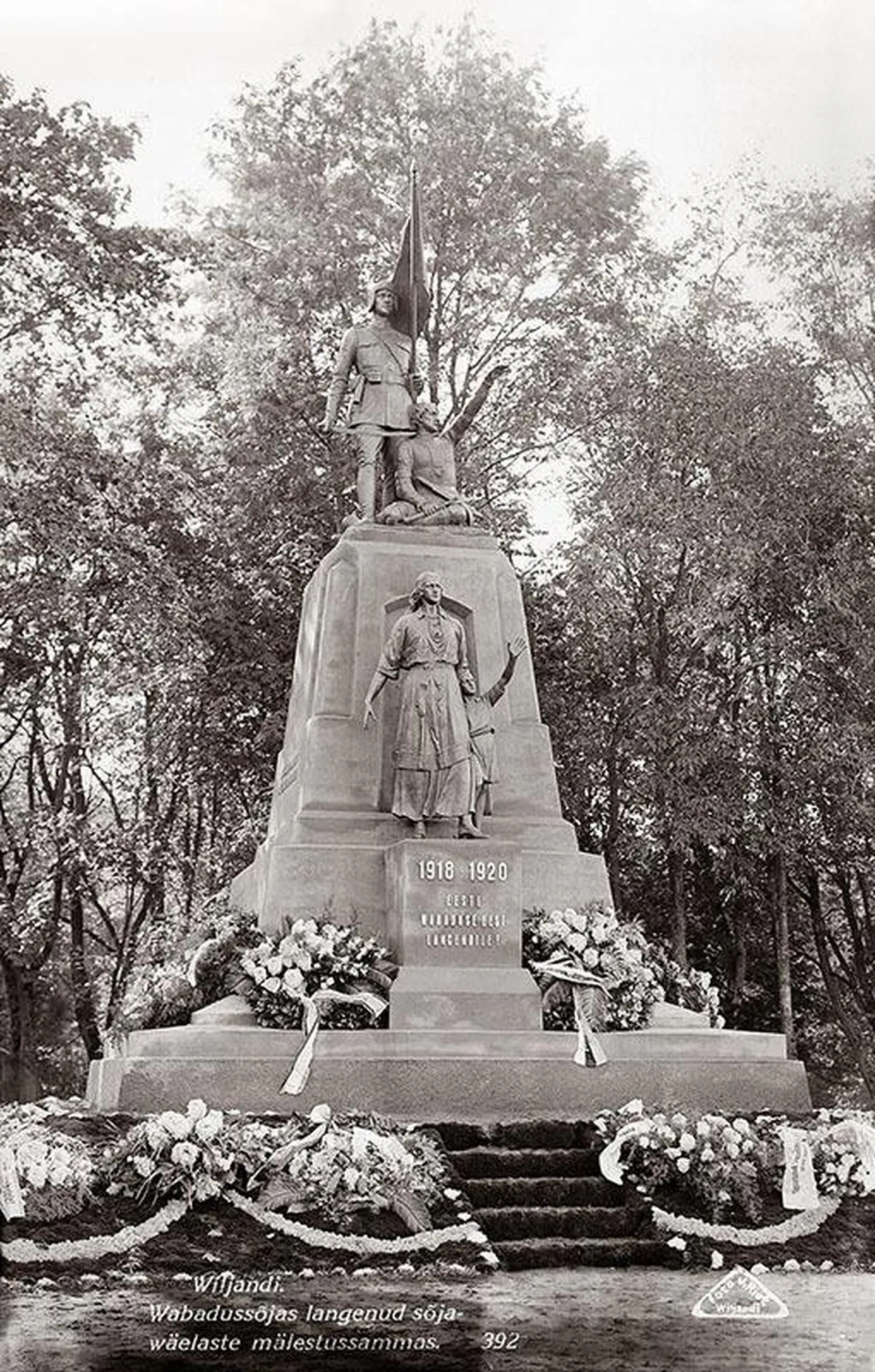 Viljandimaa vabadussõjas langenute mälestussammas avamise järel 19. septembril 1926