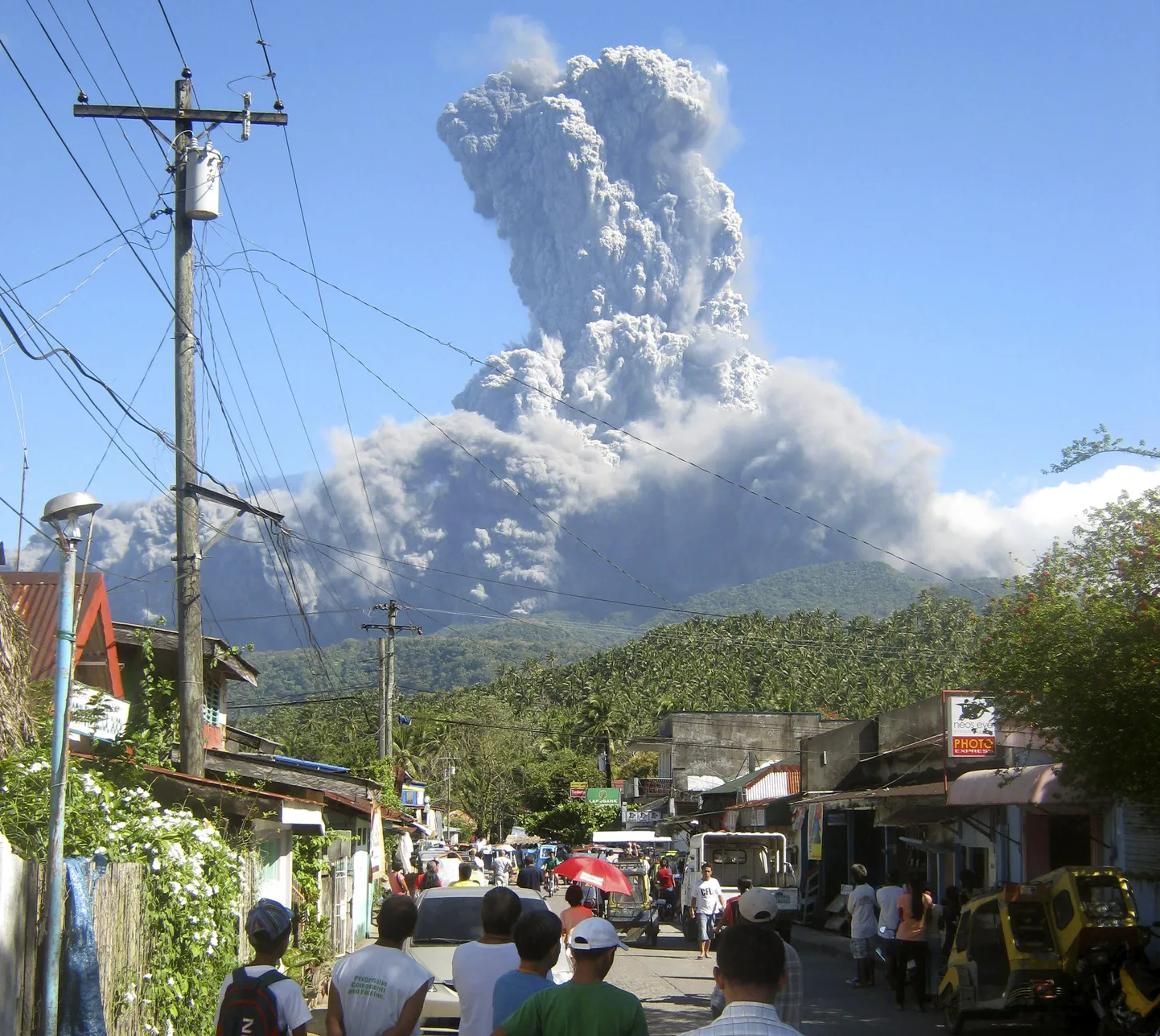 Tuhasammas Bulusani vulkaani kohal kerkis kuni kolme kilomeetri kõrgusele.