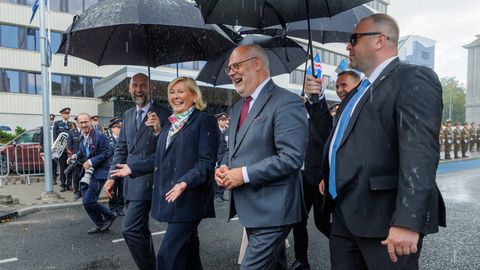 GALERII ⟩ Islandi väljaku avamisel peeti riigivisiidil oleva presidendi lahkumistseremoonia