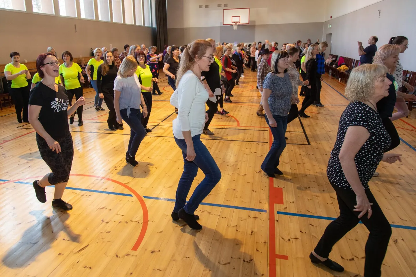 Viljandimaal peetava üle-eestilise line-tantsu ehk rivitantsu päeva traditsiooniliseks toimumiskohaks on kujunenud Saarepeedi rahvamaja.