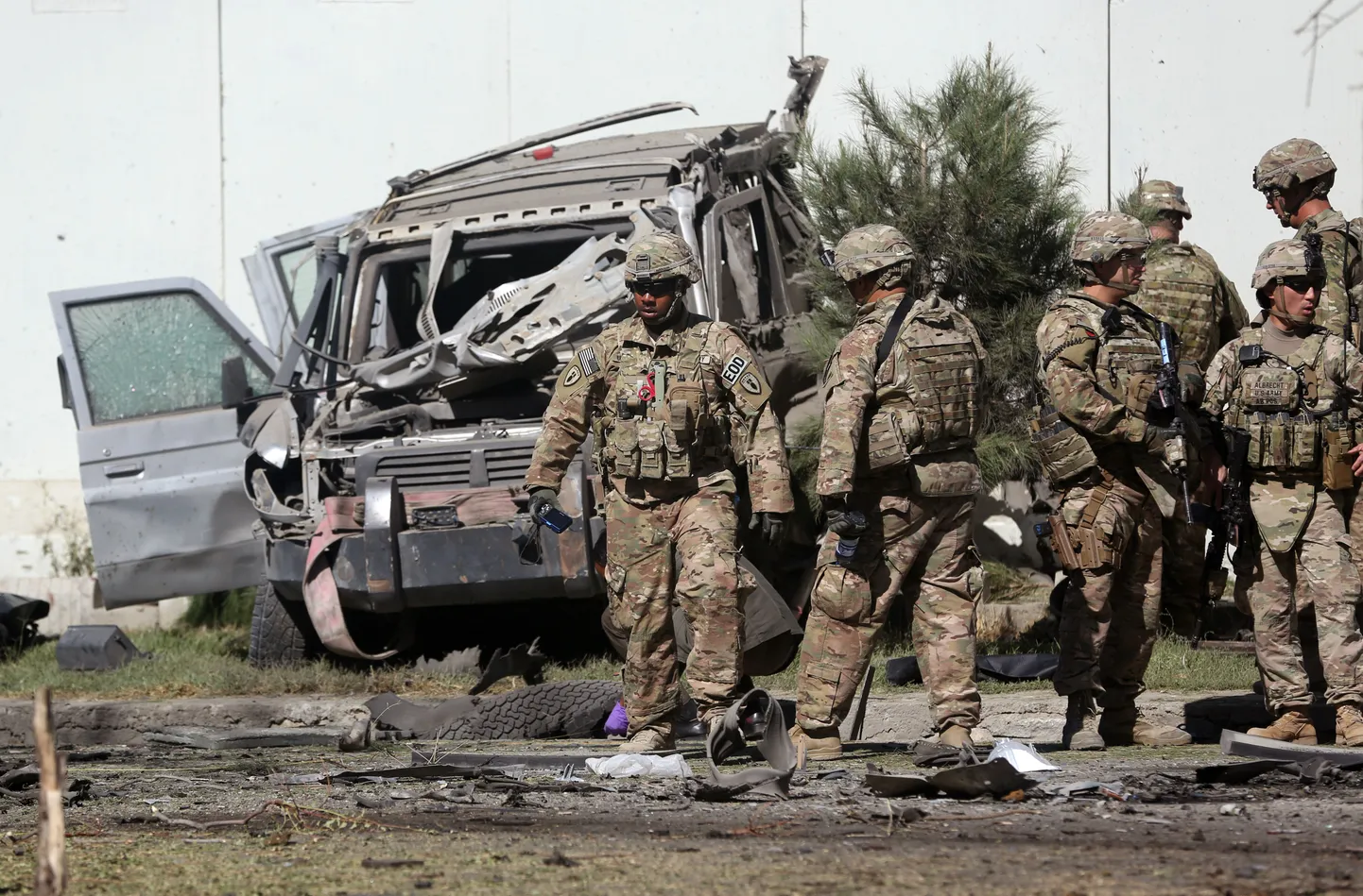 USA sõjaväelased uurivad plahvatuspaika Kabulis.