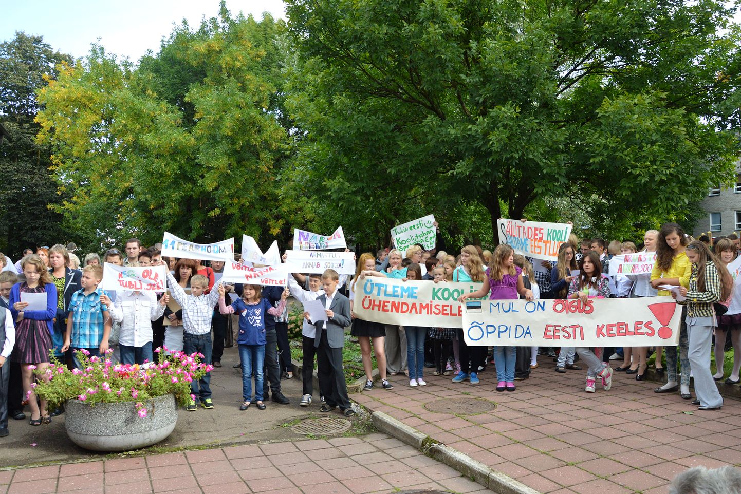 Narvas on tulnud  aastaid võidelda eestikeelse gümnaasiumihariduse säilimise eest. See pilt pärineb 2013. aastal toimunud meeleavalduselt.