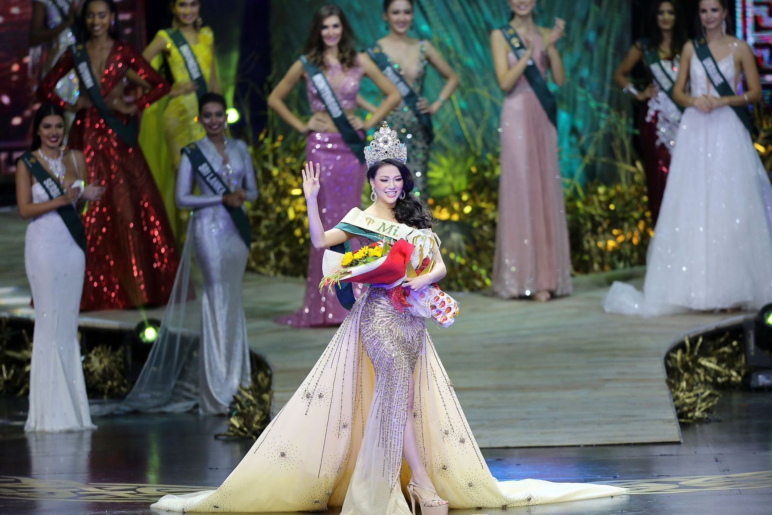 (181103) -- PASAY CITY (THE PHILIPPINES), Nov. 3, 2018 (Xinhua) -- Phuong Khanh Nguyen of Vietnam poses on stage during the coronation night of the Miss Earth 2018 in Pasay City, the Philippines, on Nov. 3, 2018. Phuong Khanh Nguyen of Vietnam won the crown of Miss Earth 2018, beating other contestants from across the world. (Xinhua/Rouelle Umali)  - Rouelle Umali -//CHINENOUVELLE_CHINE014481/Credit:CHINE NOUVELLE/SIPA/1811041255