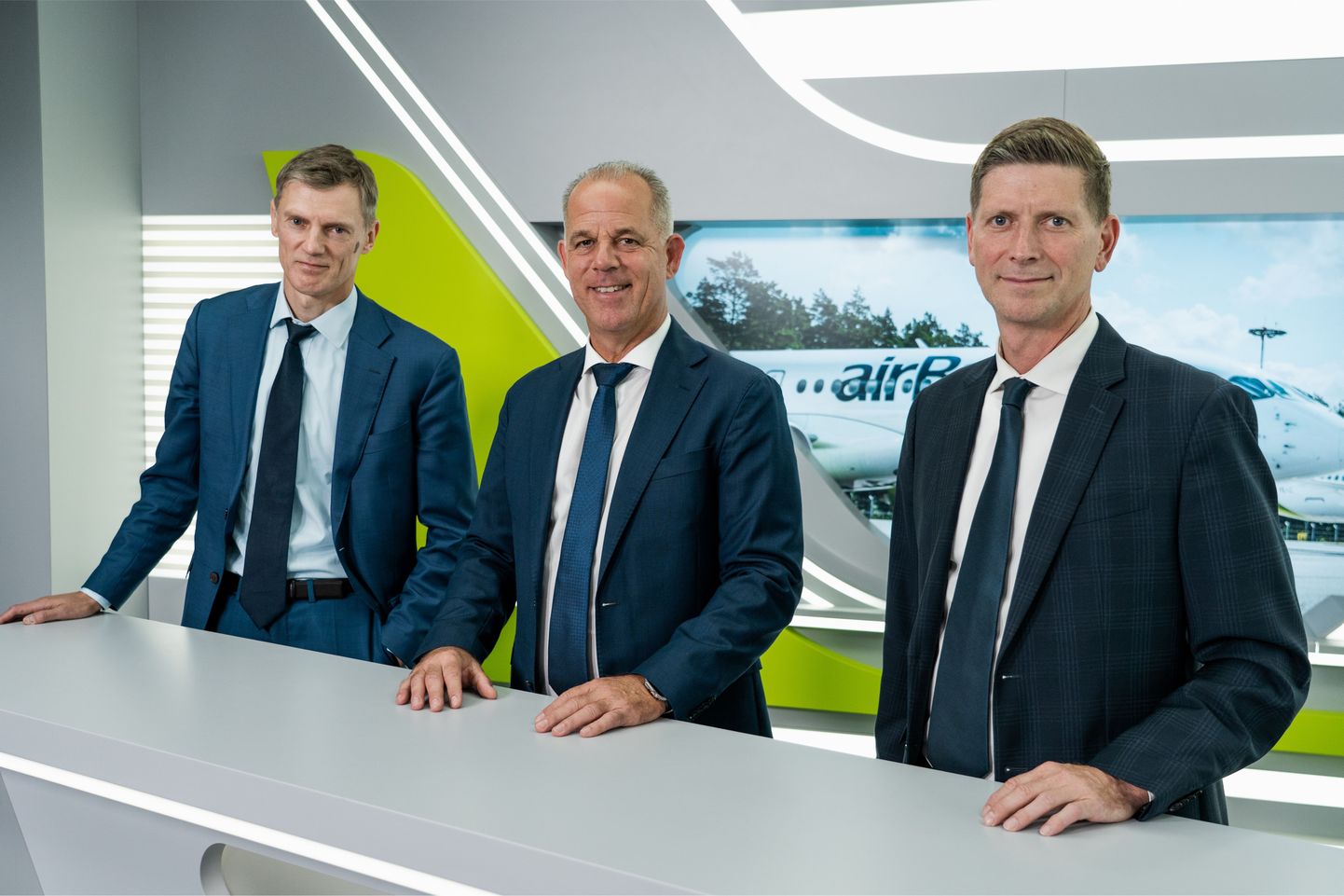 airBalticu president ja juhatuse esimees Martin Gauss koos finantsjuhi Vitolds Jakovlevsi ja operatsioonidejuhi Pauls Cālītisega.