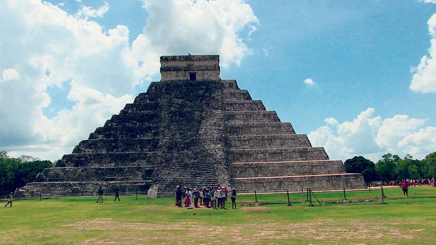 Мексиканские пирамиды. 
Смотрятся как новодел.