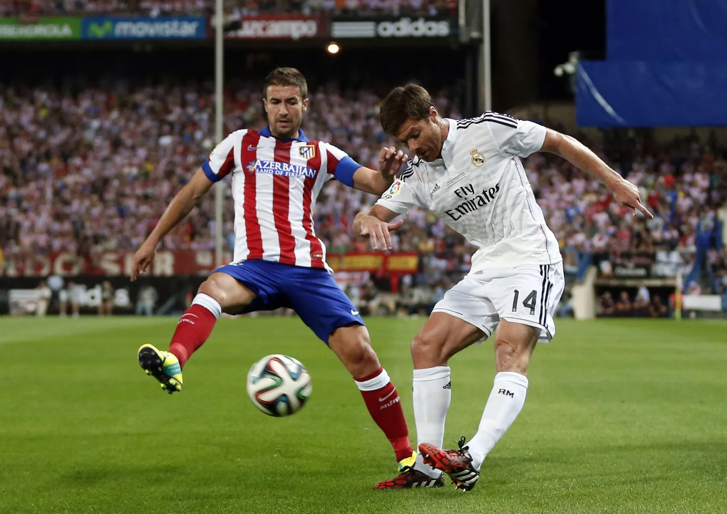 Xabi Alonso (paremal).