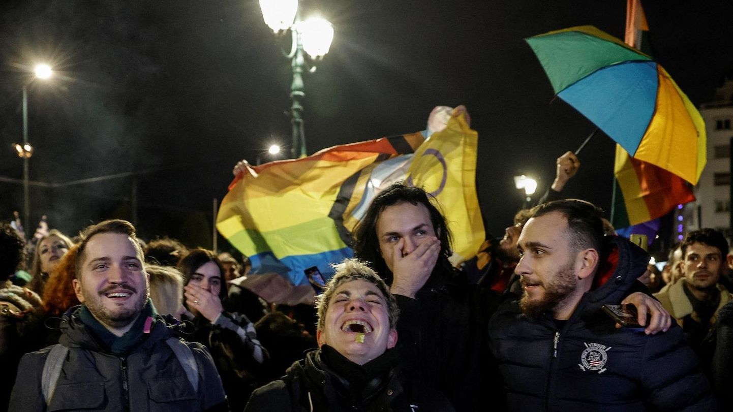 Те граждане Греции, которых может коснуться новый закон об однополых браках, пришли праздновать его принятие к парламенту