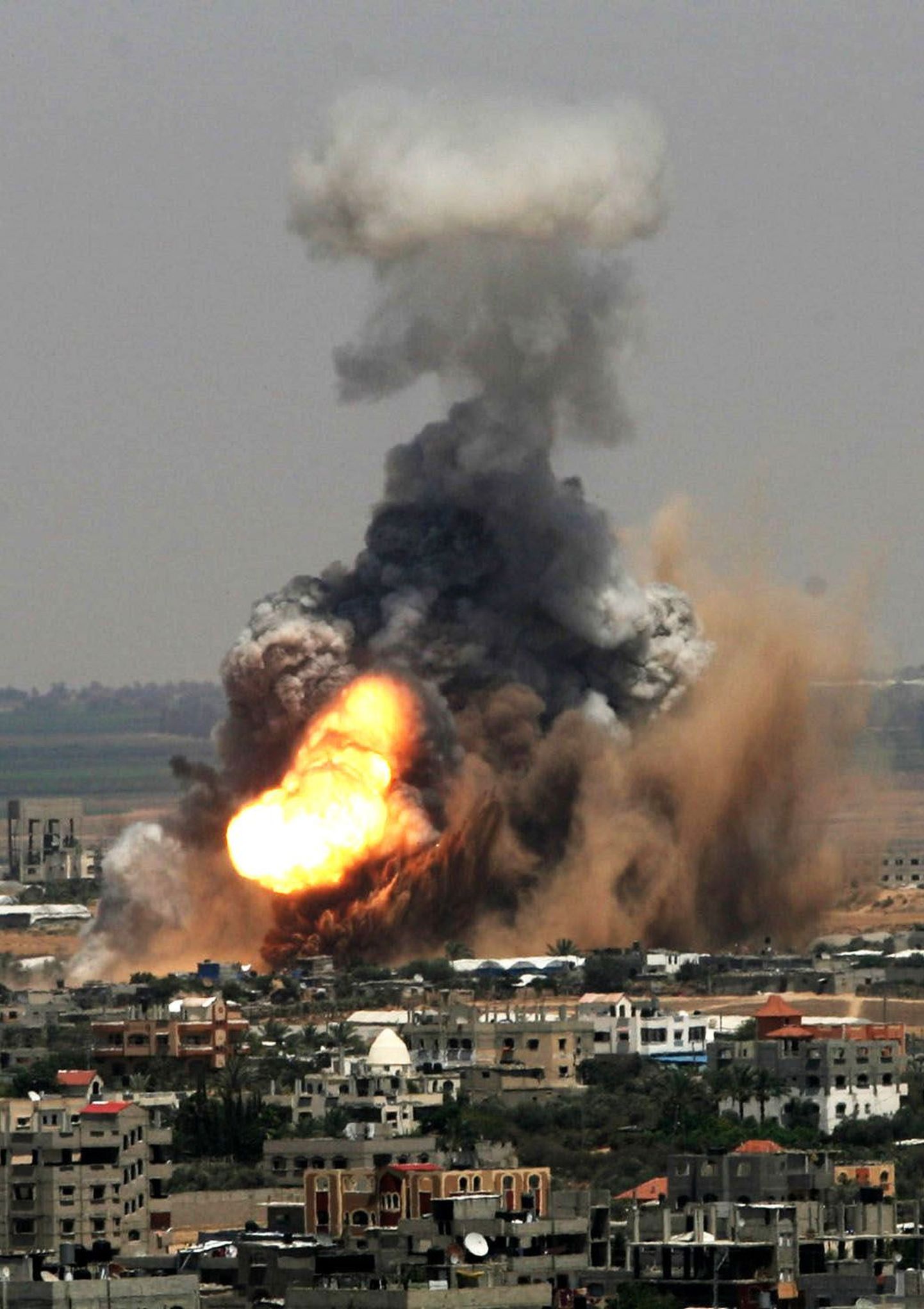 Suitsusammas pärast plahvatust Gaza sektoris.